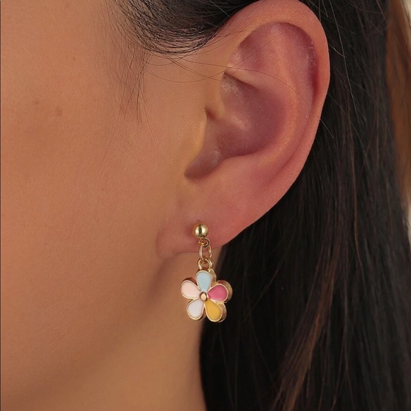 n e w |  flower earrings ⭐️ - Picture 3 of 7